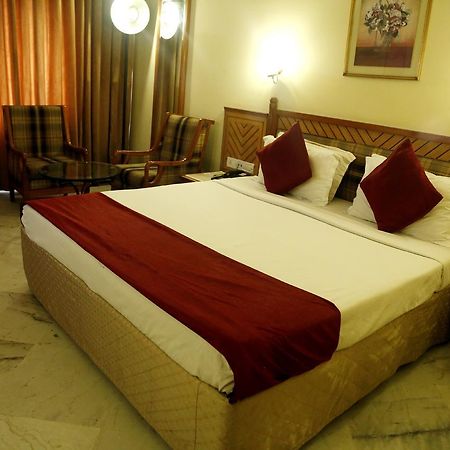 Leo Fort Hotel Джаландхар Экстерьер фото