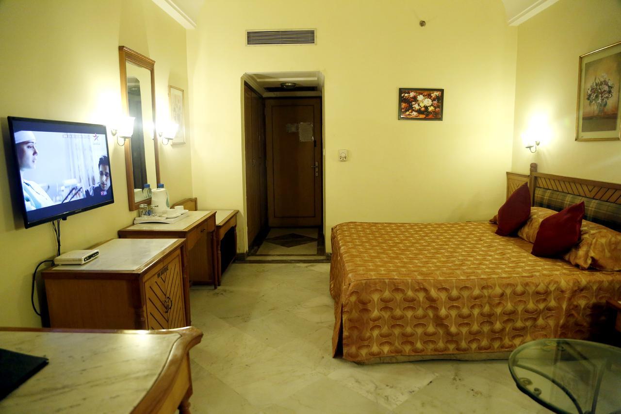 Leo Fort Hotel Джаландхар Экстерьер фото